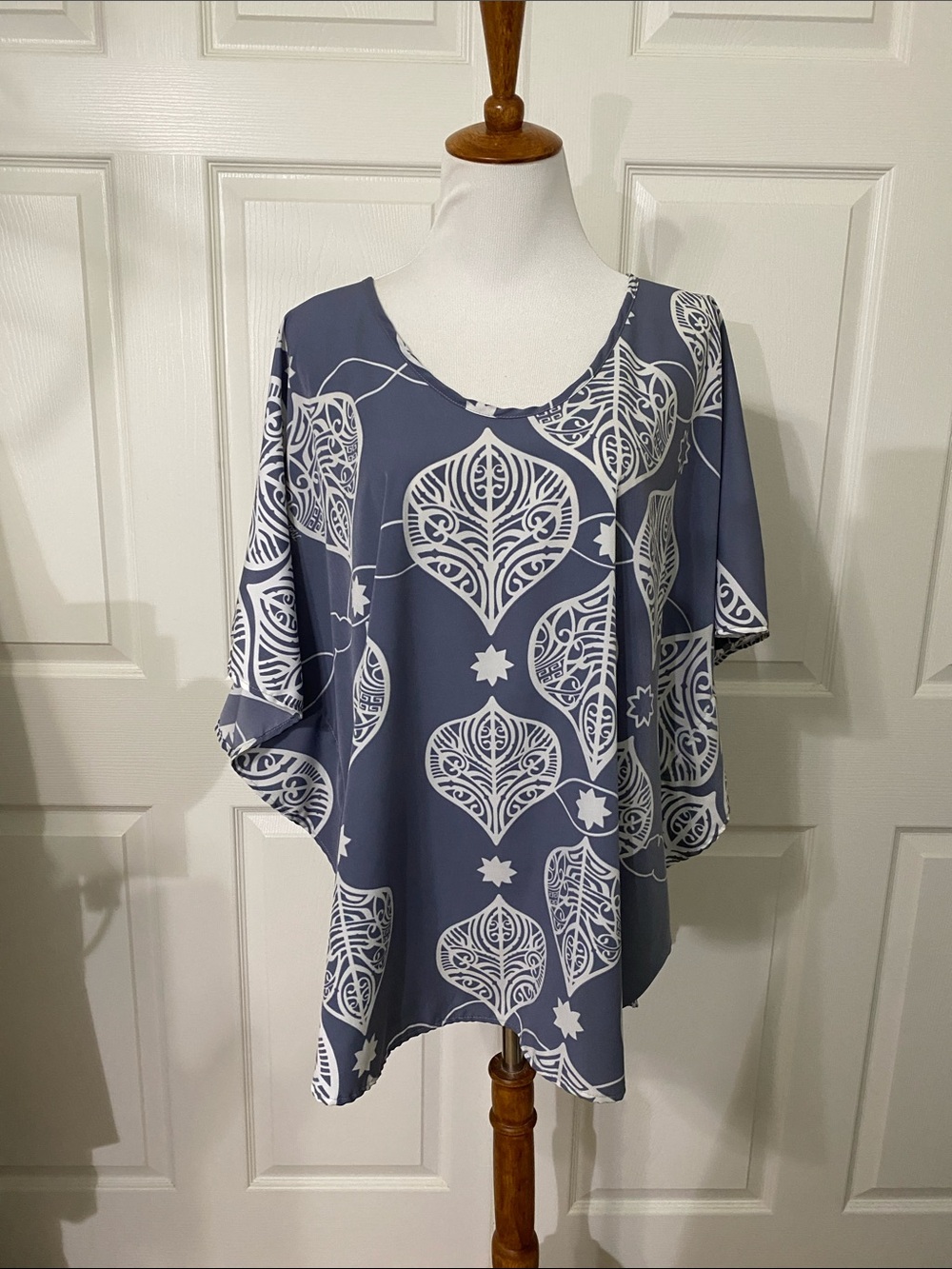 Manuhealii Short sleeve Women's Blue/Gray Floral Medallion Swing Top (Size XS-S)